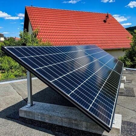 Balkonkraftwerk auf einem Flachdach. Neigungswinkel von 15°-30° einstellbar